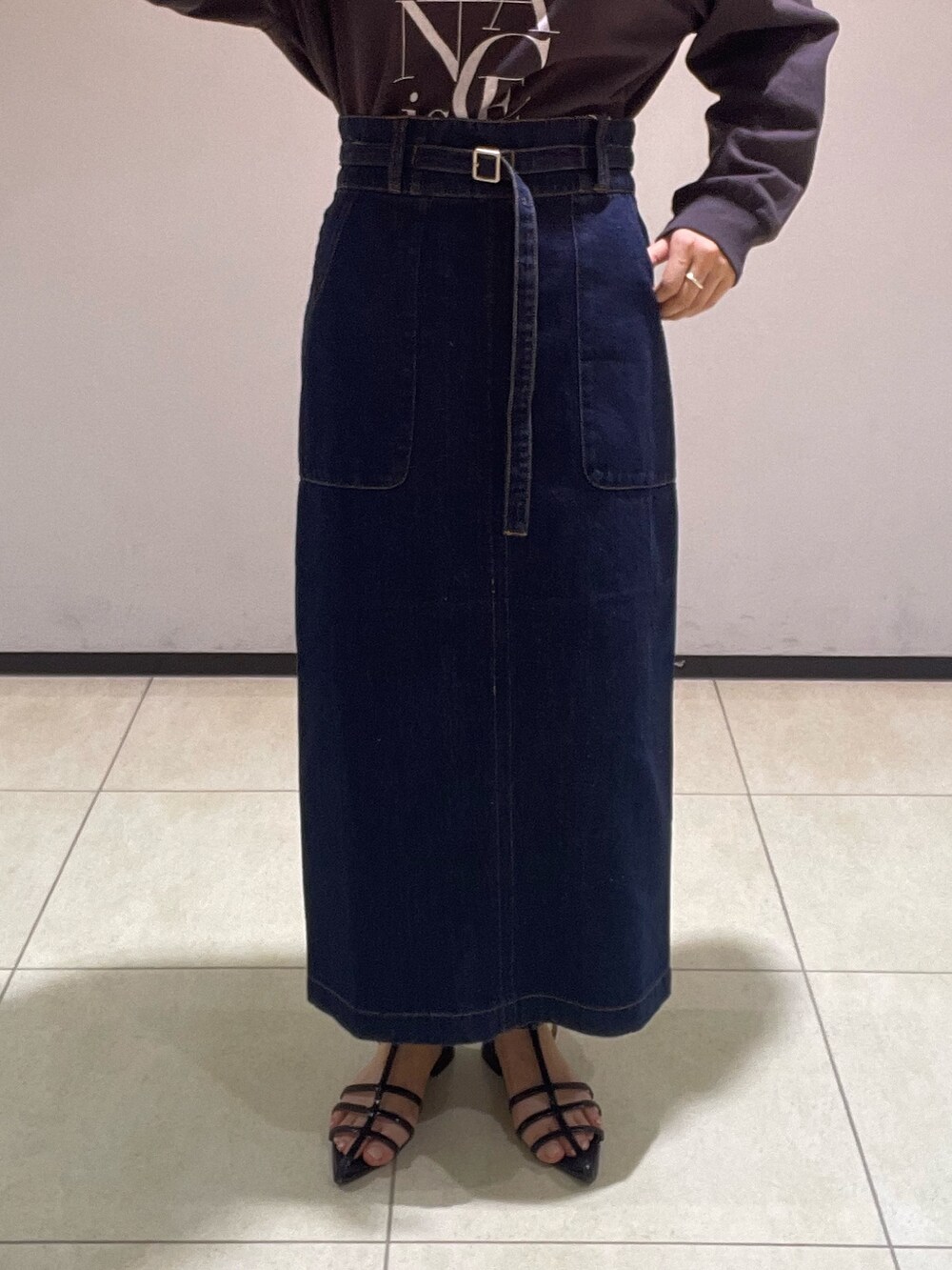 グレー系のTシャツ/カットソー、ホワイト系のシャツ/ブラウス、ブルー系のデニムスカートを着用したレディースの夏コーディネートの6枚目の写真