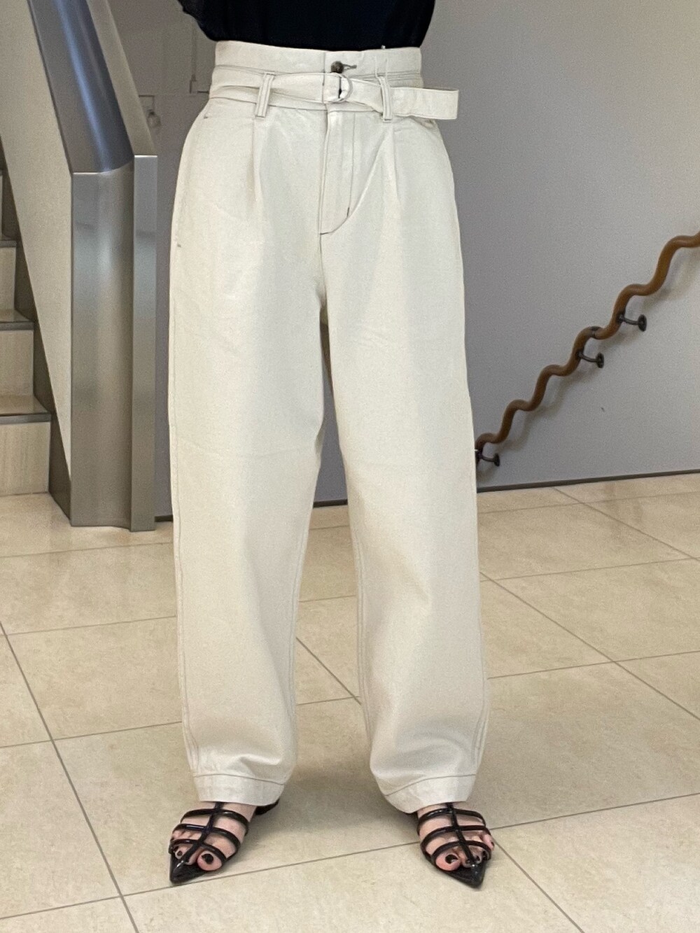 ブラック系のシャツ/ブラウス、ホワイト系のデニムパンツ、イエロー系のショルダーバッグを着用したレディースの春コーディネートの5枚目の写真