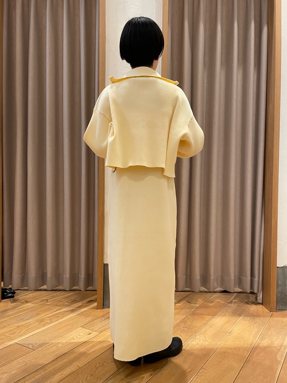 ホワイト系のワンピースを着用したレディースの冬コーディネートの3枚目の写真