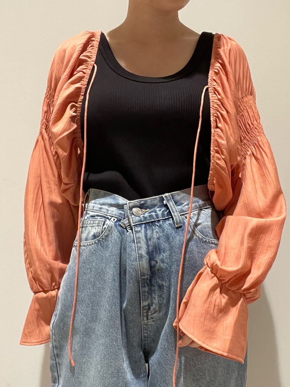 オレンジ系のシャツ/ブラウス、ブルー系のデニムパンツを着用したレディースの夏コーディネートの4枚目の写真