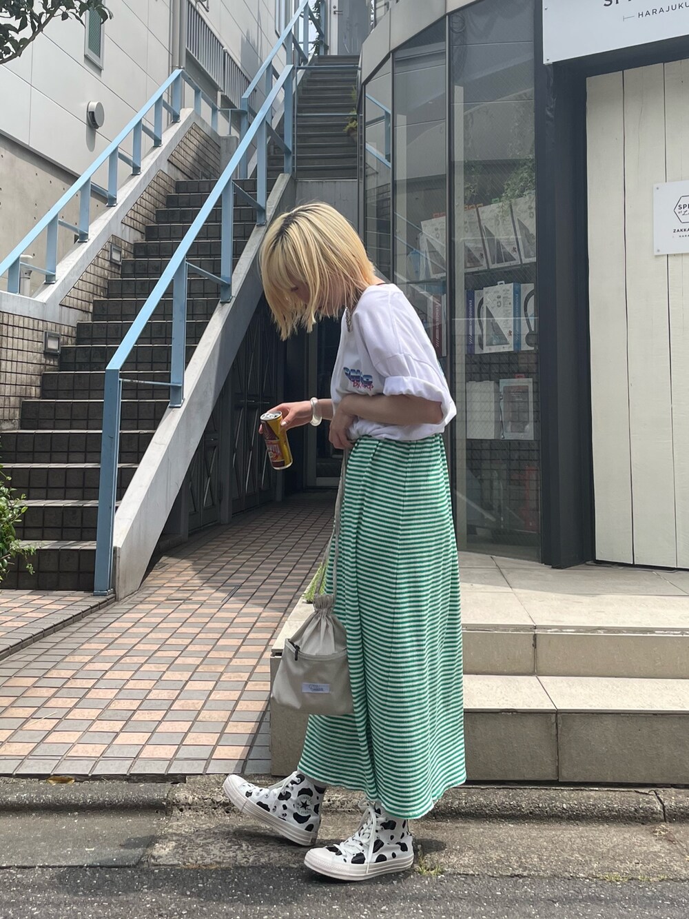 ホワイト系のTシャツ/カットソー、グリーン系のワンピース、ホワイト系のスニーカーを着用したレディースの夏コーディネートの4枚目の写真