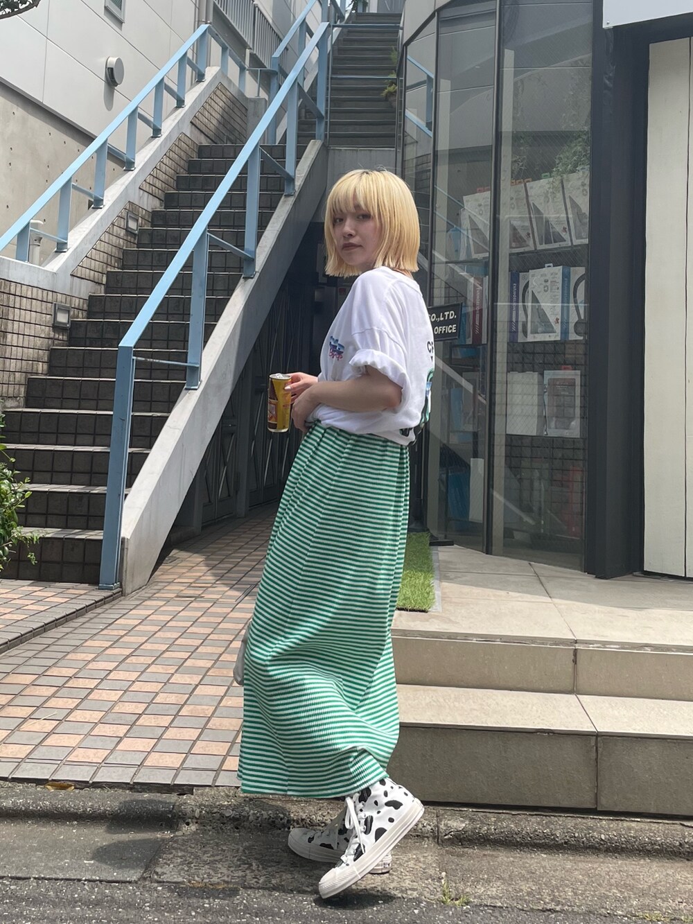 ホワイト系のTシャツ/カットソー、グリーン系のワンピース、ホワイト系のスニーカーを着用したレディースの夏コーディネートの5枚目の写真