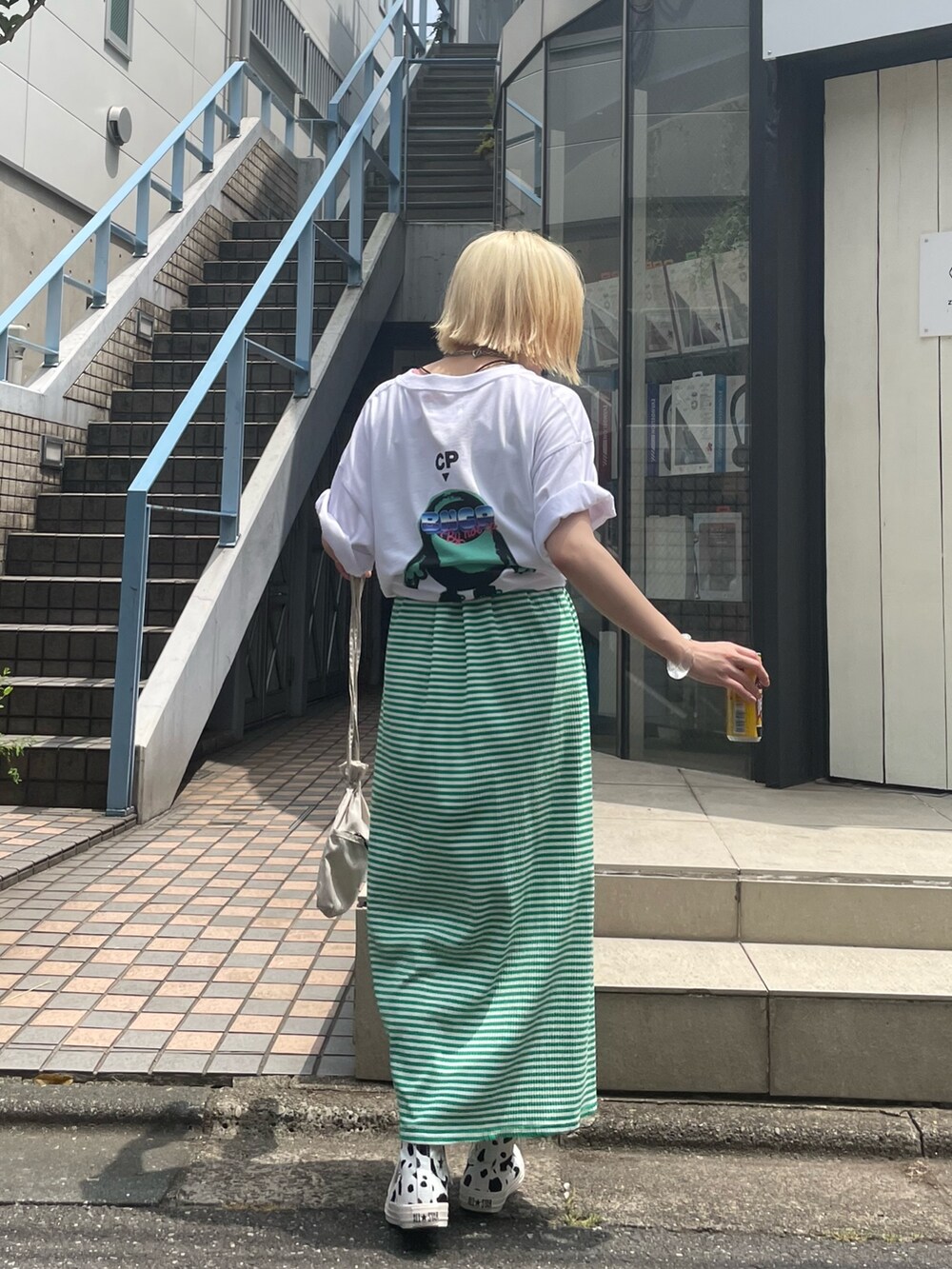 ホワイト系のTシャツ/カットソー、グリーン系のワンピース、ホワイト系のスニーカーを着用したレディースの夏コーディネートの6枚目の写真
