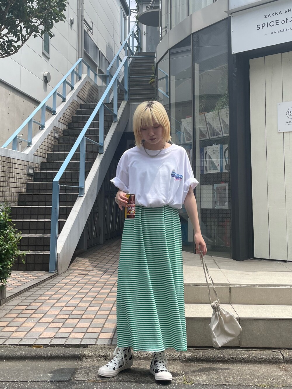 ホワイト系のTシャツ/カットソー、グリーン系のワンピース、ホワイト系のスニーカーを着用したレディースの夏コーディネートの2枚目の写真