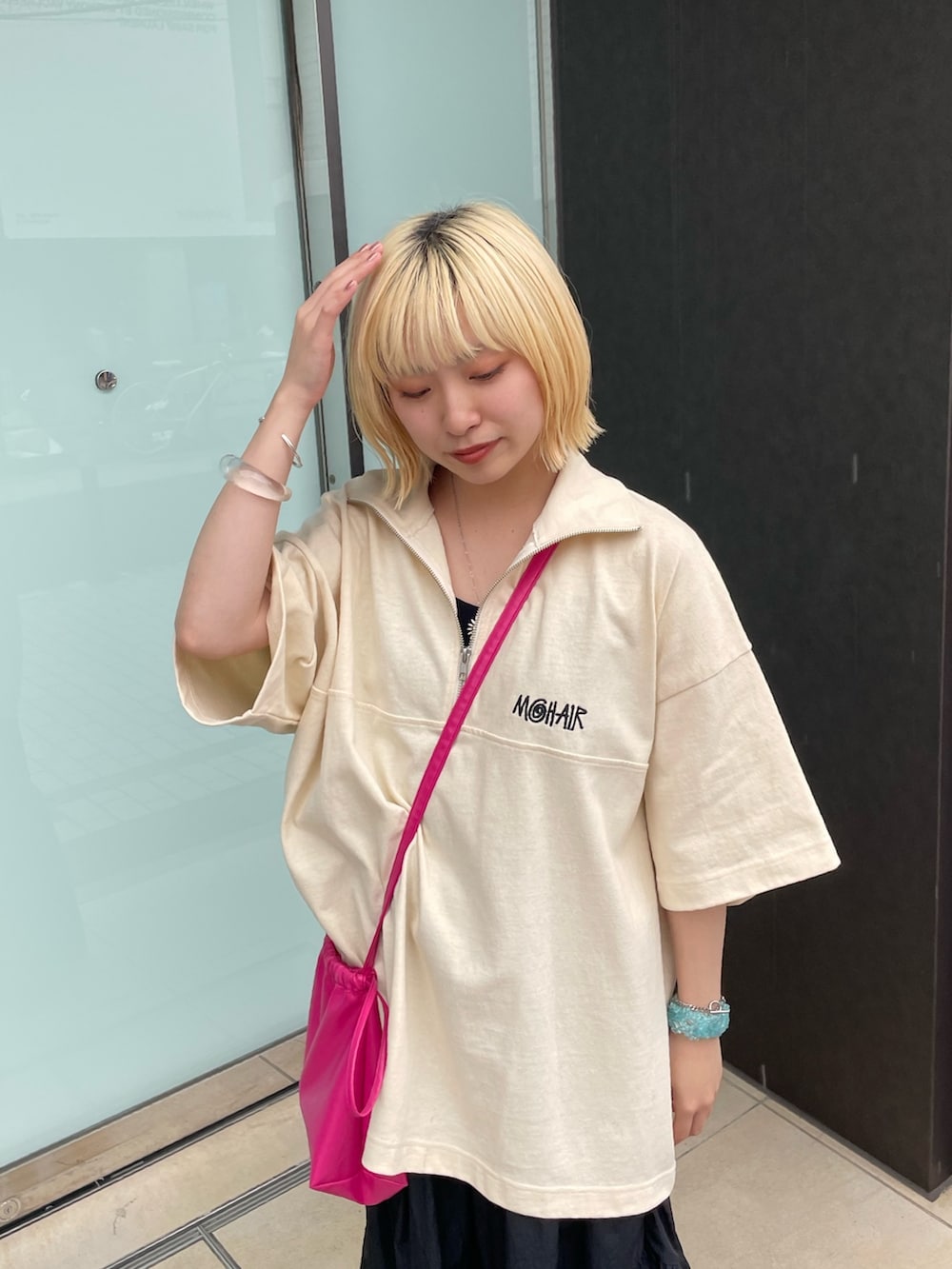 ホワイト系のTシャツ/カットソーを着用したレディースの夏コーディネートの4枚目の写真