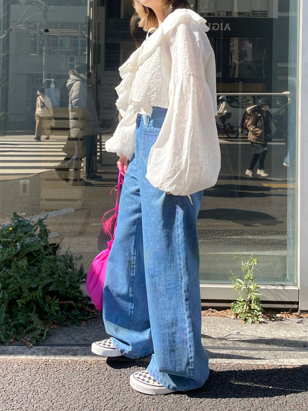 ホワイト系のシャツ/ブラウス、ブルー系のデニムパンツ、ピンク系のハンドバッグを着用したレディースの冬コーディネートの5枚目の写真