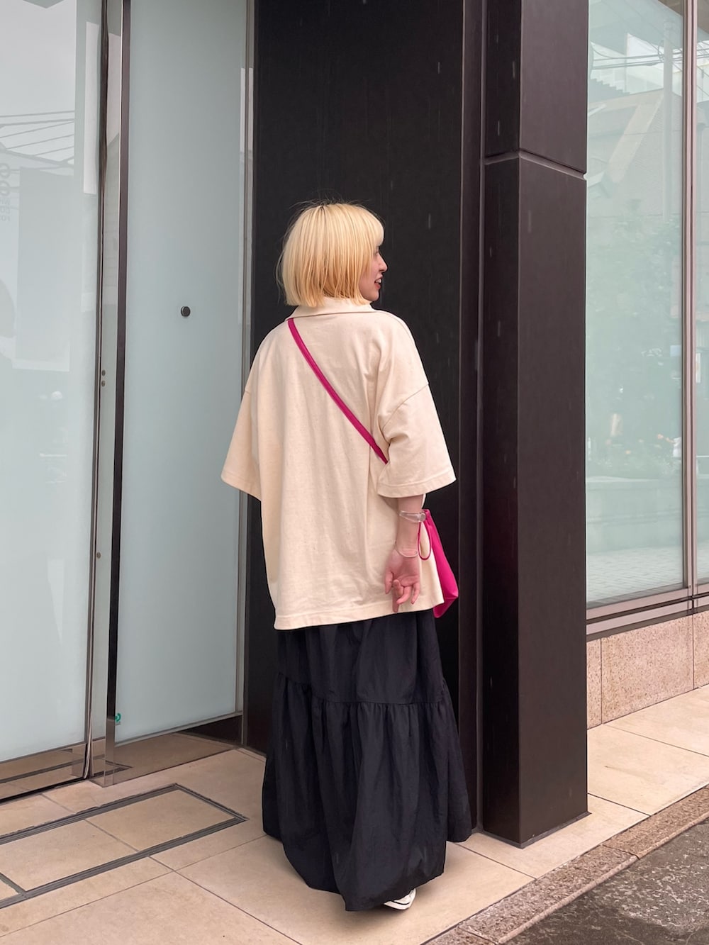 ホワイト系のTシャツ/カットソーを着用したレディースの夏コーディネートの3枚目の写真