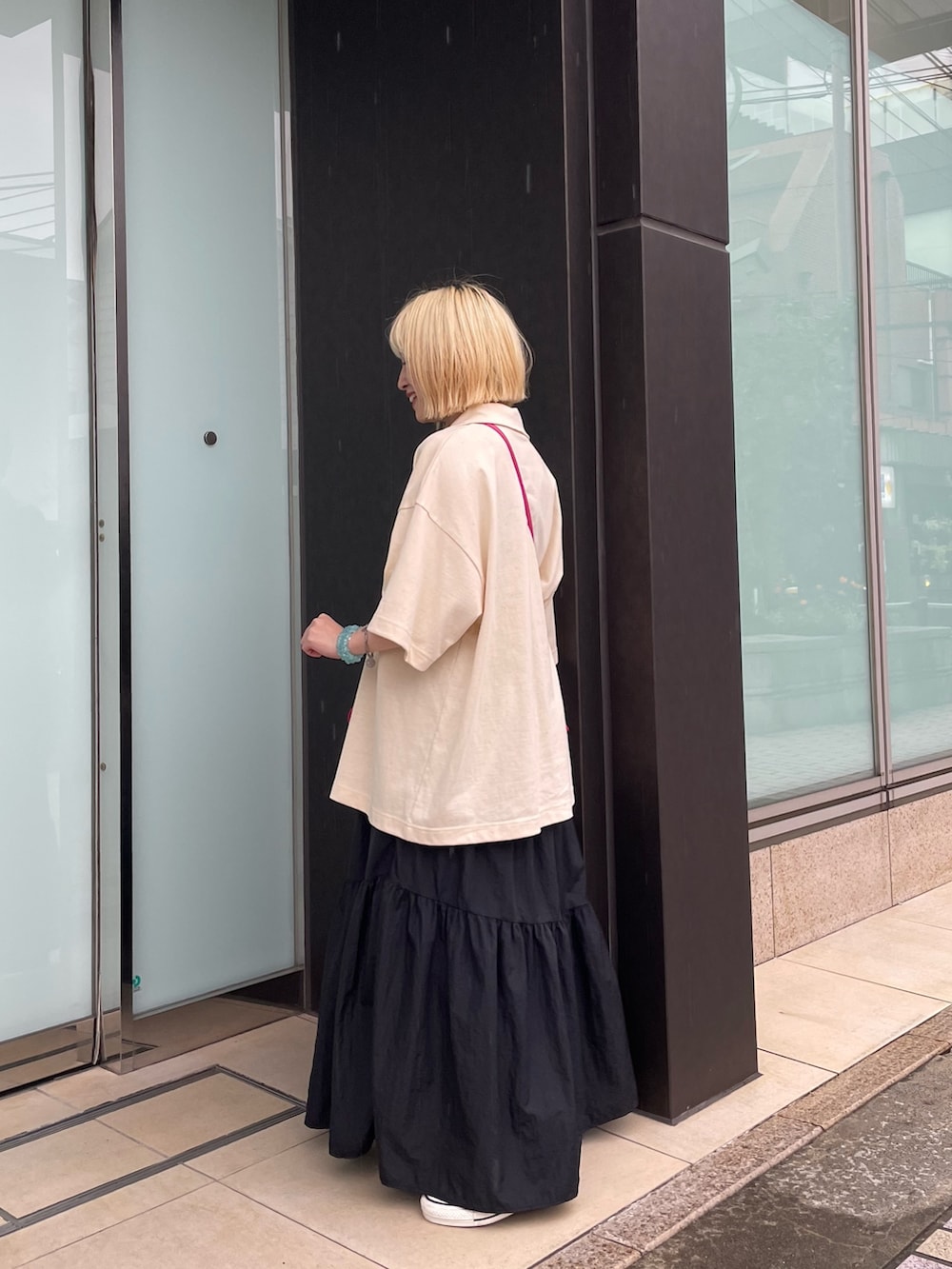 ホワイト系のTシャツ/カットソーを着用したレディースの夏コーディネートの2枚目の写真