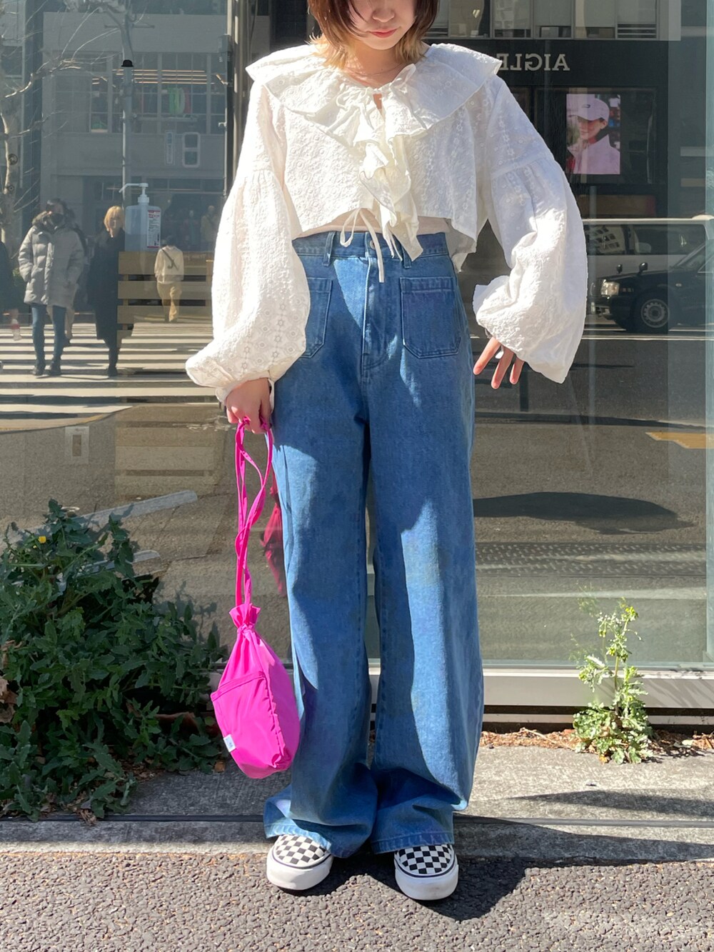 ホワイト系のシャツ/ブラウス、ブルー系のデニムパンツ、ピンク系のハンドバッグを着用したレディースの冬コーディネートの3枚目の写真