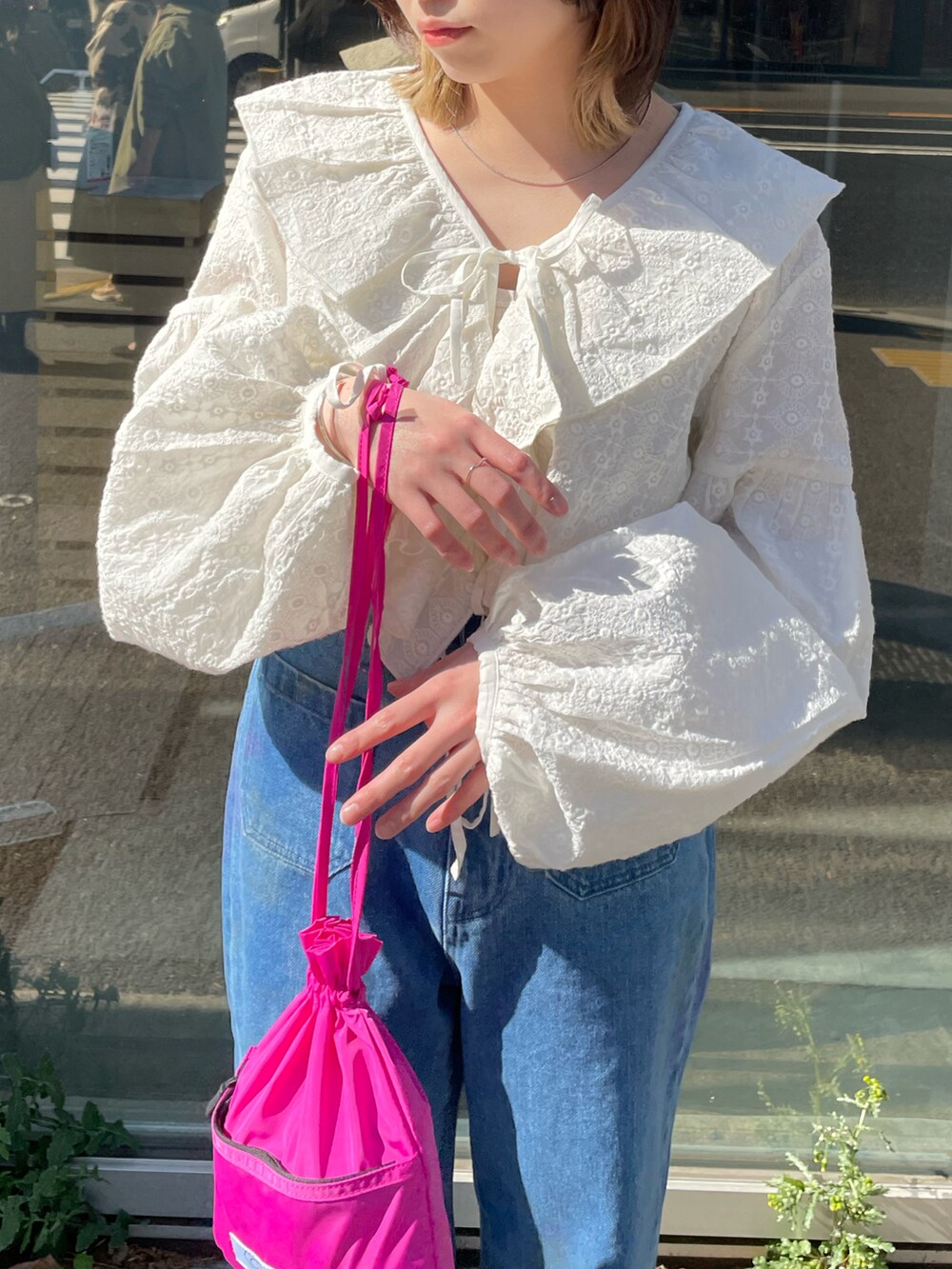 ホワイト系のシャツ/ブラウス、ブルー系のデニムパンツ、ピンク系のハンドバッグを着用したレディースの冬コーディネートの4枚目の写真