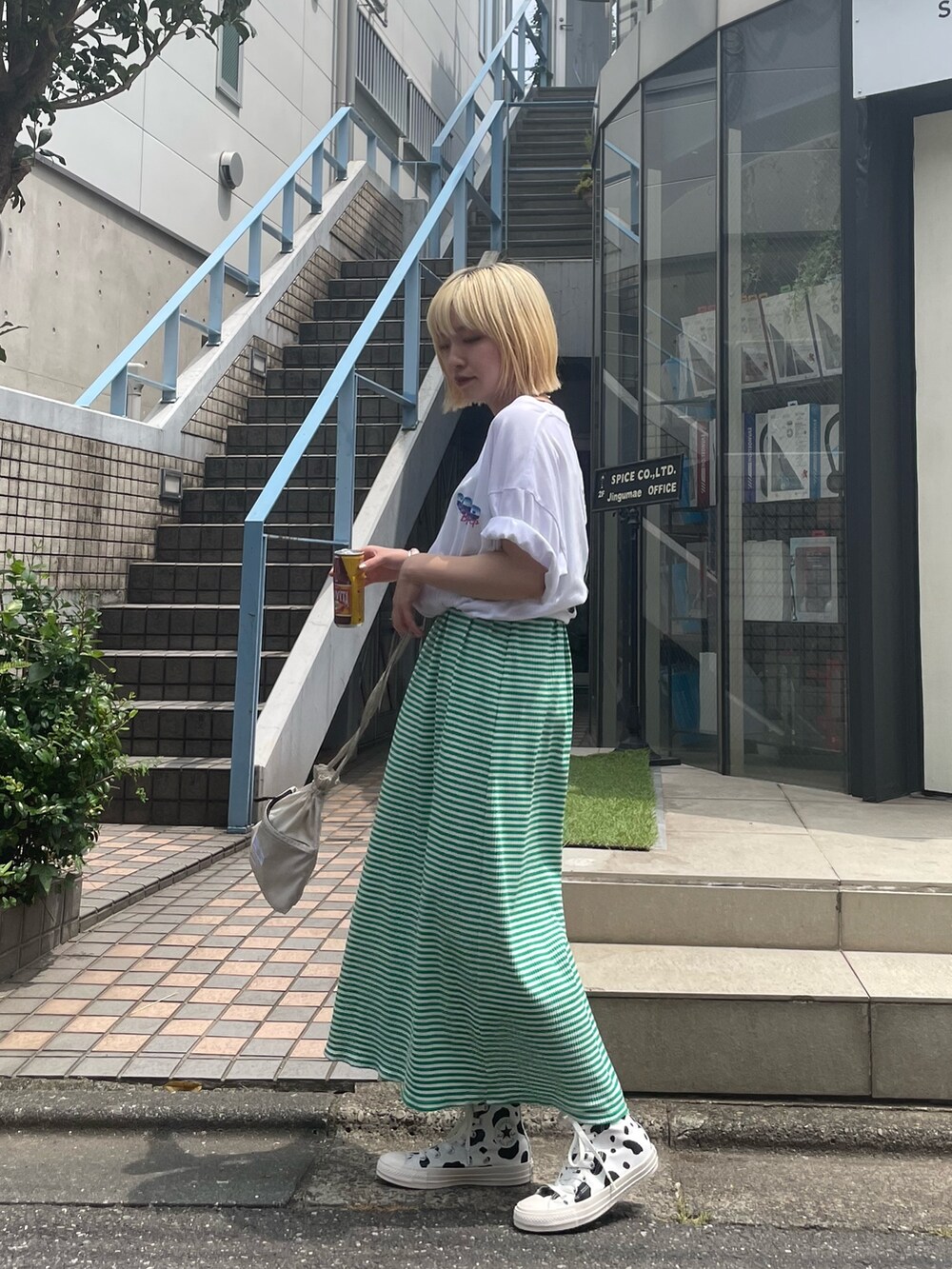 ホワイト系のTシャツ/カットソー、グリーン系のワンピース、ホワイト系のスニーカーを着用したレディースの夏コーディネートの3枚目の写真