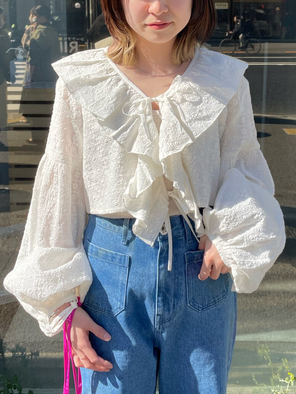 ホワイト系のシャツ/ブラウス、ブルー系のデニムパンツ、ピンク系のハンドバッグを着用したレディースの冬コーディネートの2枚目の写真