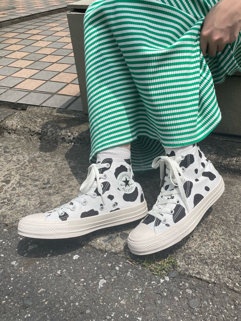 ホワイト系のTシャツ/カットソー、グリーン系のワンピース、ホワイト系のスニーカーを着用したレディースの夏コーディネートの7枚目の写真