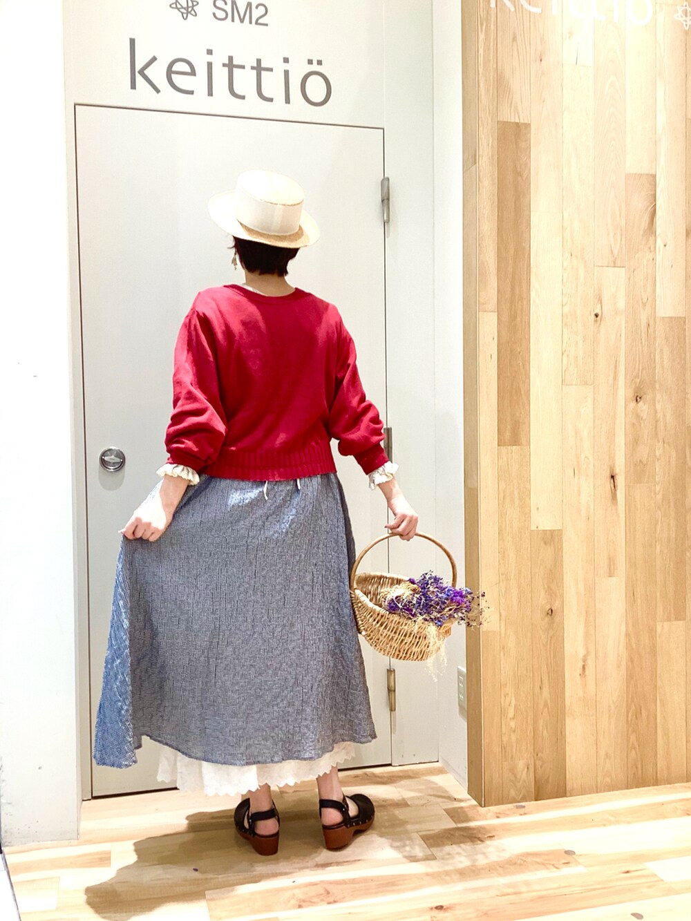 「ゆべし×SamansaMos2、ゆべしコラボ、サマンサ モスモス(Samansa Mos2)、SM2、sm2、SM2 keittio イオンモールとなみ、春のNewスタイル」｜「Samansa Mos2の【ゆべし×Samansa Mos2】お花ブローチ付ニット（カーディガン/ボレロ、レッド系）」を使った、keittioとなみさん（レディース・168cm）の春コーディネートの3枚目の写真
