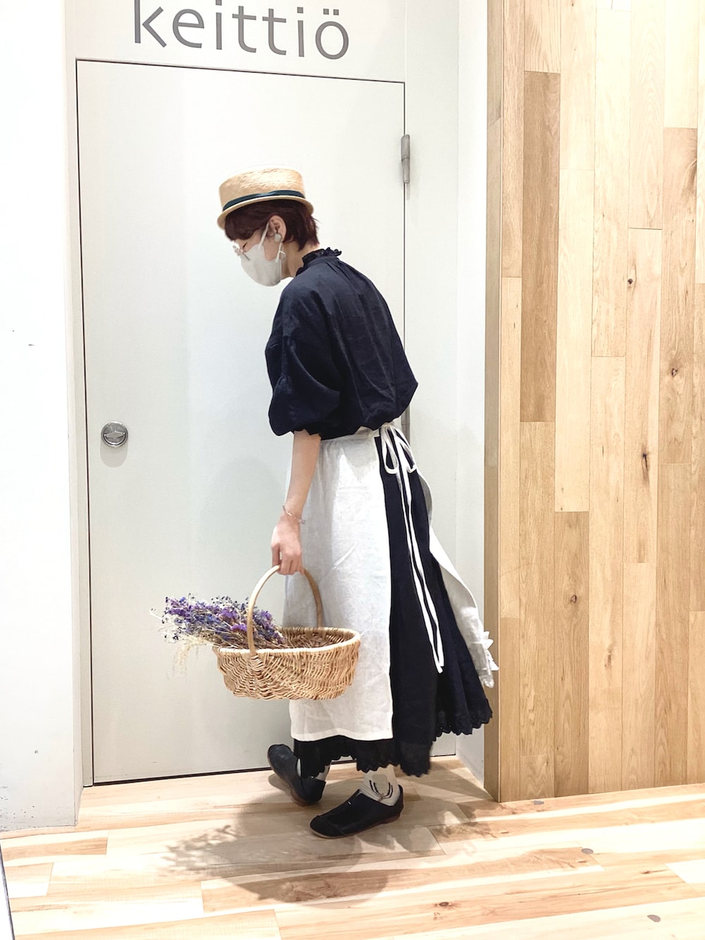 ブラック系のシャツ/ブラウス、ブラック系のスカートを着用したレディースの春コーディネートの3枚目の写真