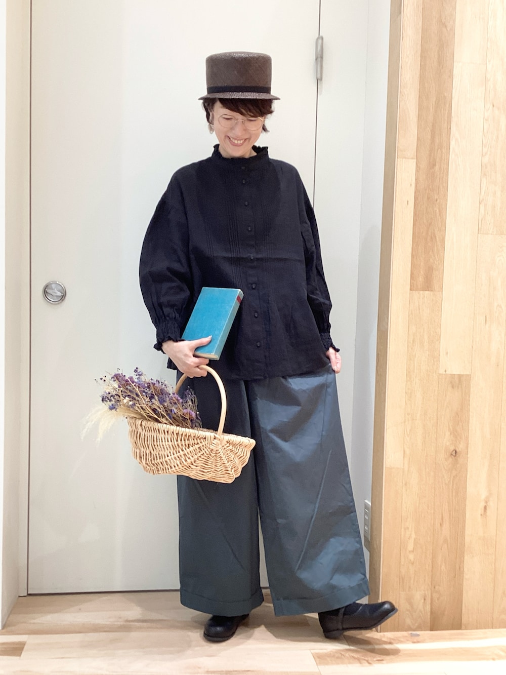 ブラック系のシャツ/ブラウス、グリーン系のその他パンツを着用したレディースの秋コーディネートの2枚目の写真