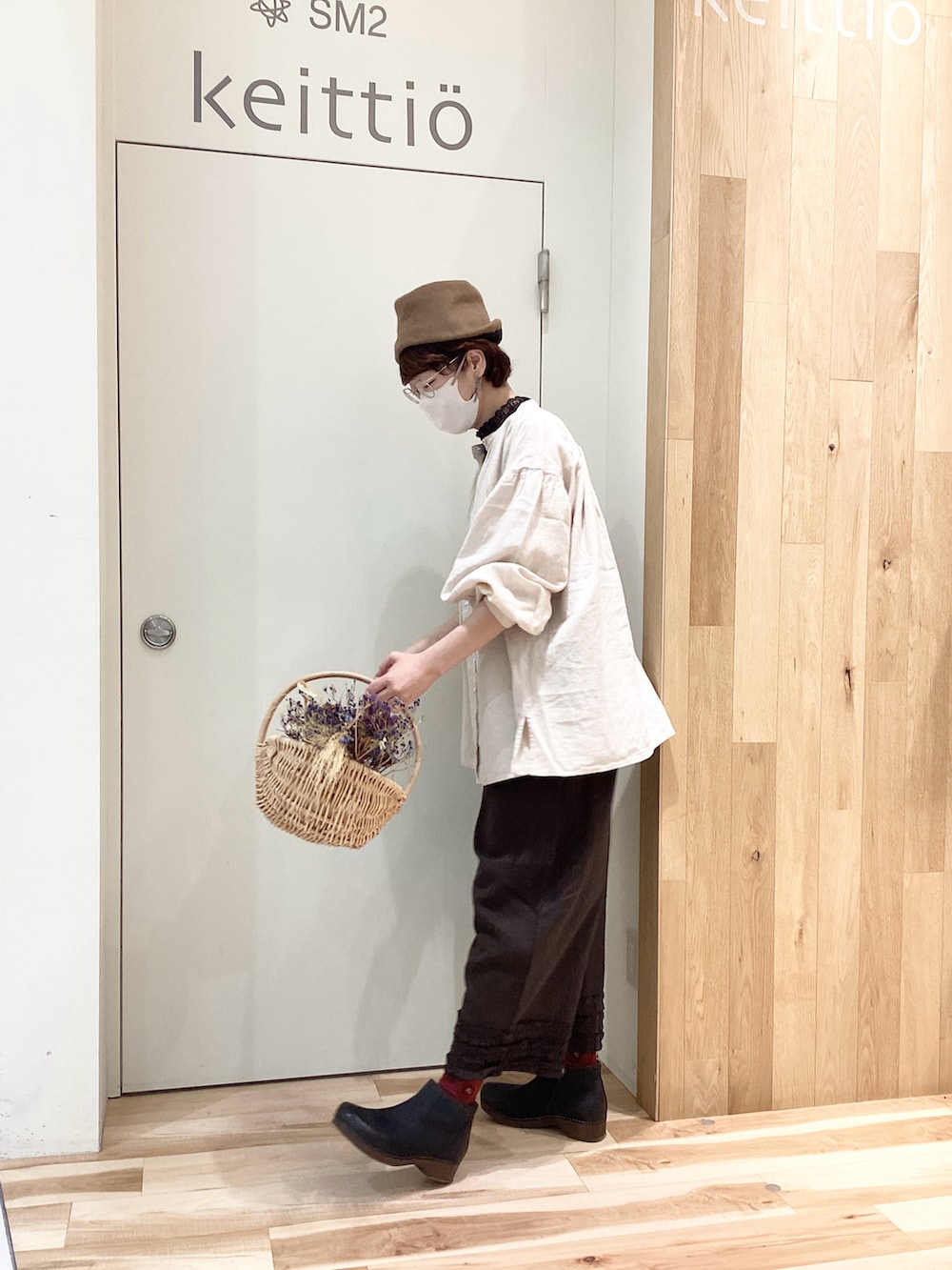 グレー系のその他パンツ、ホワイト系のシャツ/ブラウスを着用したレディースの冬コーディネートの3枚目の写真