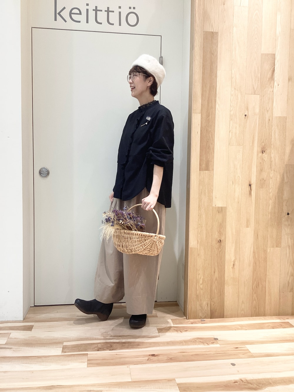 ベージュ系のその他パンツ、ブラック系のシャツ/ブラウスを着用したレディースの秋コーディネートの2枚目の写真