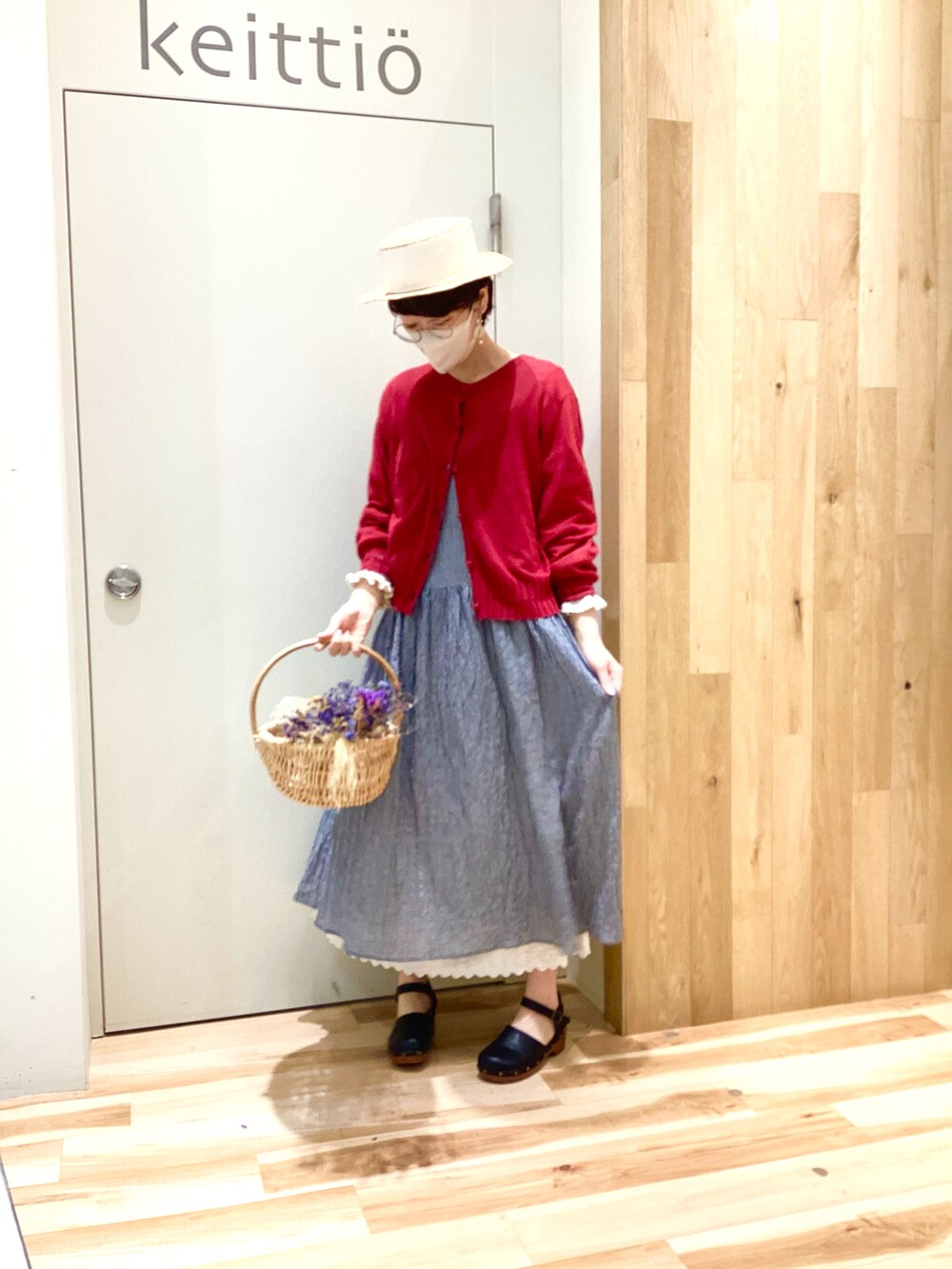 「ゆべし×SamansaMos2、ゆべしコラボ、サマンサ モスモス(Samansa Mos2)、SM2、sm2、SM2 keittio イオンモールとなみ、春のNewスタイル」｜「Samansa Mos2の【ゆべし×Samansa Mos2】お花ブローチ付ニット（カーディガン/ボレロ、レッド系）」を使った、keittioとなみさん（レディース・168cm）の春コーディネートの2枚目の写真