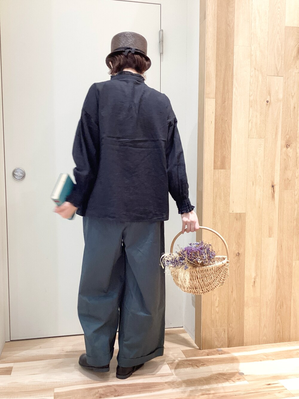 ブラック系のシャツ/ブラウス、グリーン系のその他パンツを着用したレディースの秋コーディネートの3枚目の写真