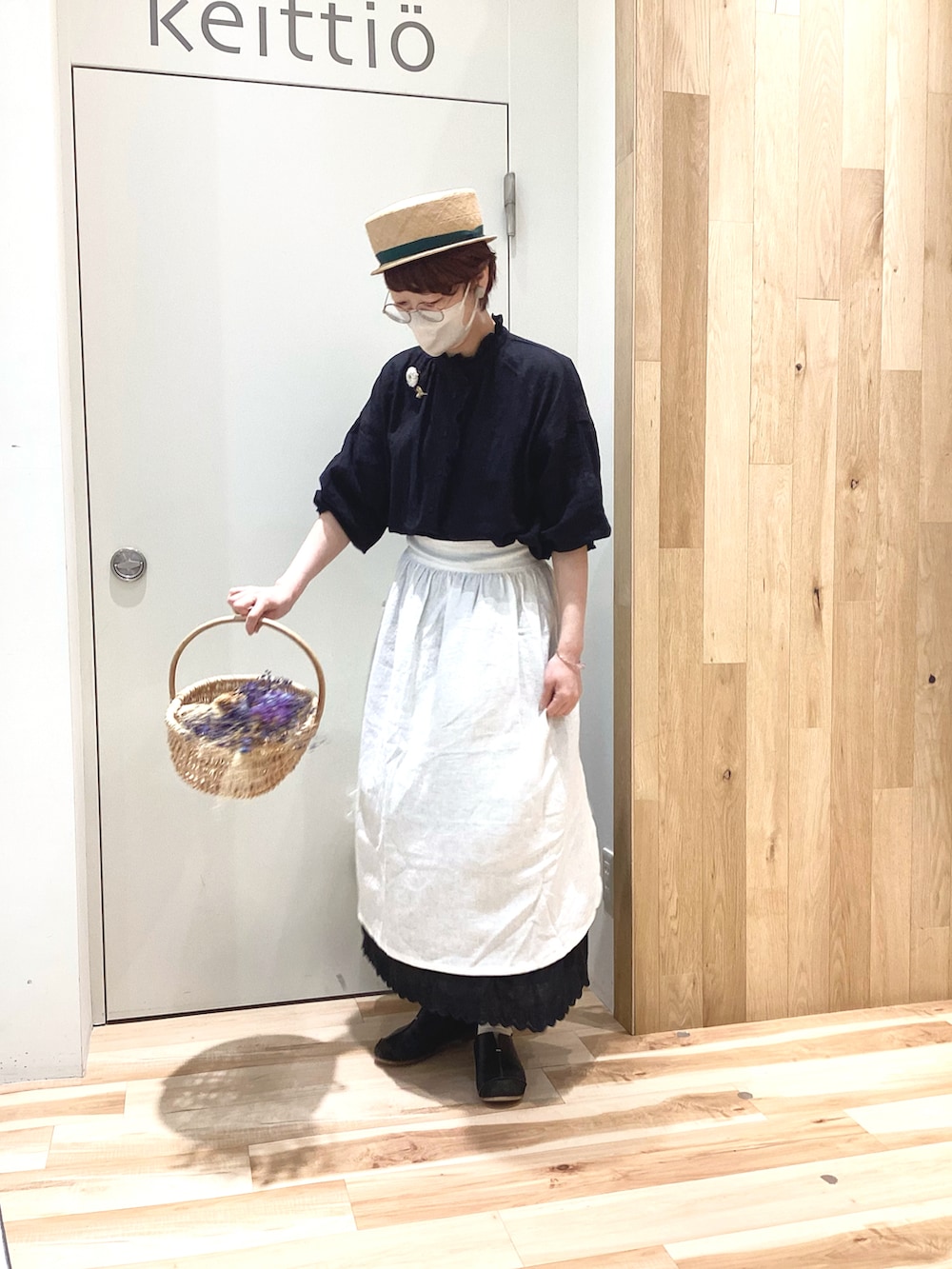 ブラック系のシャツ/ブラウス、ブラック系のスカートを着用したレディースの春コーディネートの5枚目の写真