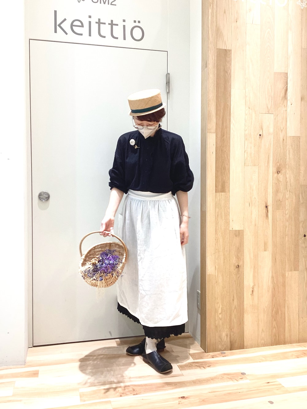 ブラック系のシャツ/ブラウス、ブラック系のスカートを着用したレディースの春コーディネートの2枚目の写真