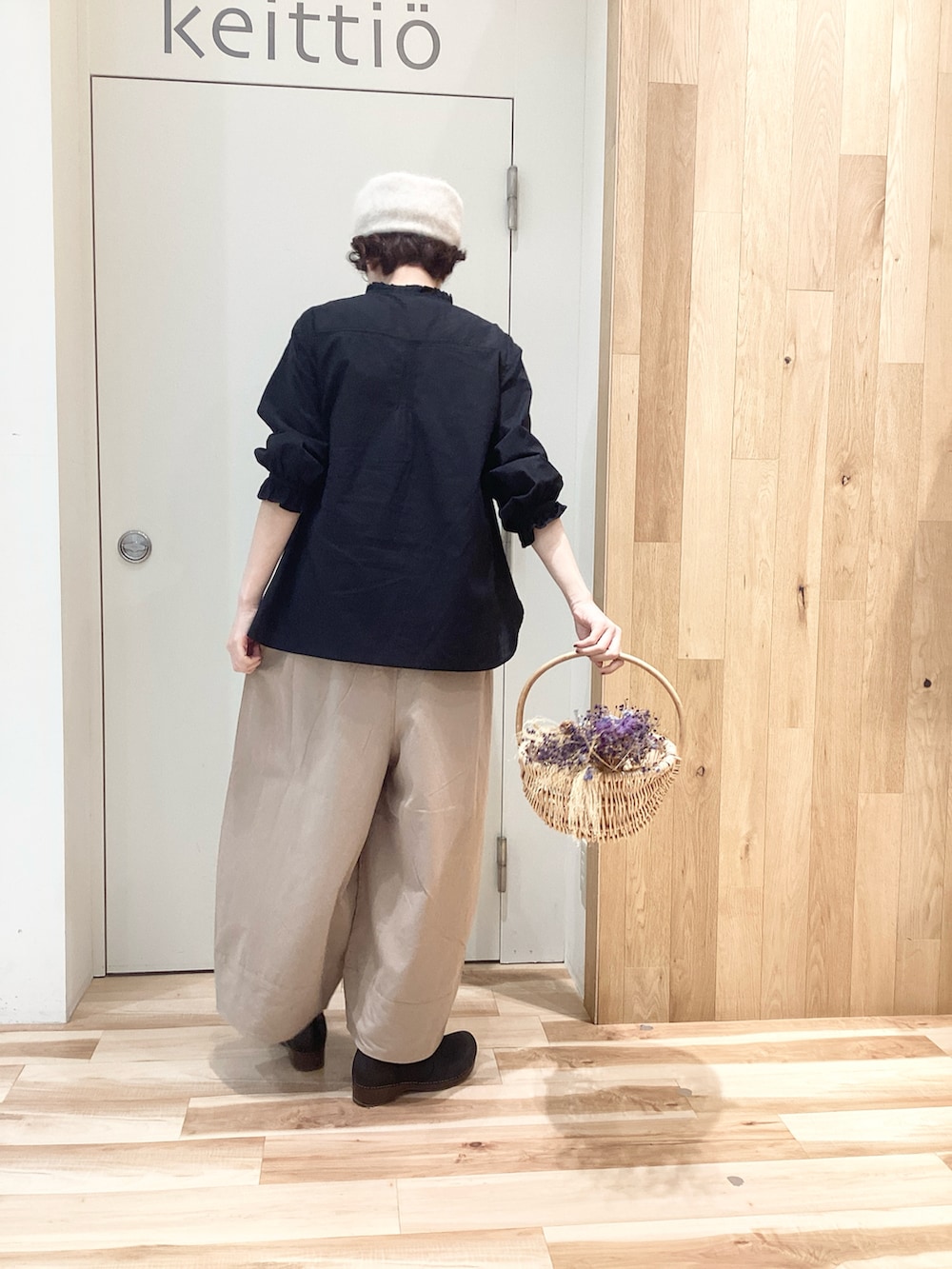 ベージュ系のその他パンツ、ブラック系のシャツ/ブラウスを着用したレディースの秋コーディネートの4枚目の写真