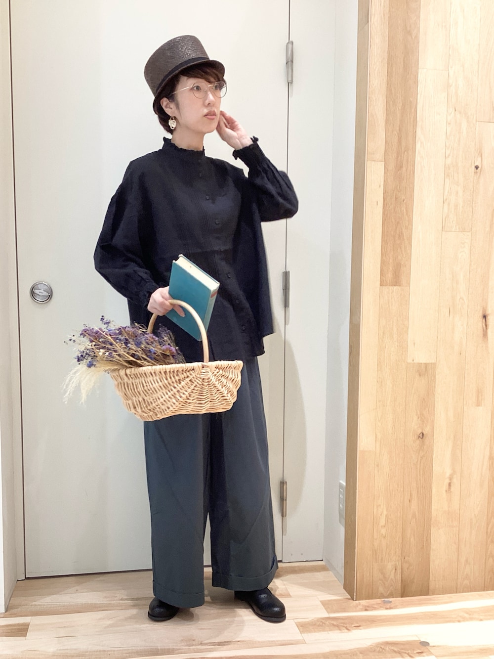 ブラック系のシャツ/ブラウス、グリーン系のその他パンツを着用したレディースの秋コーディネートの4枚目の写真