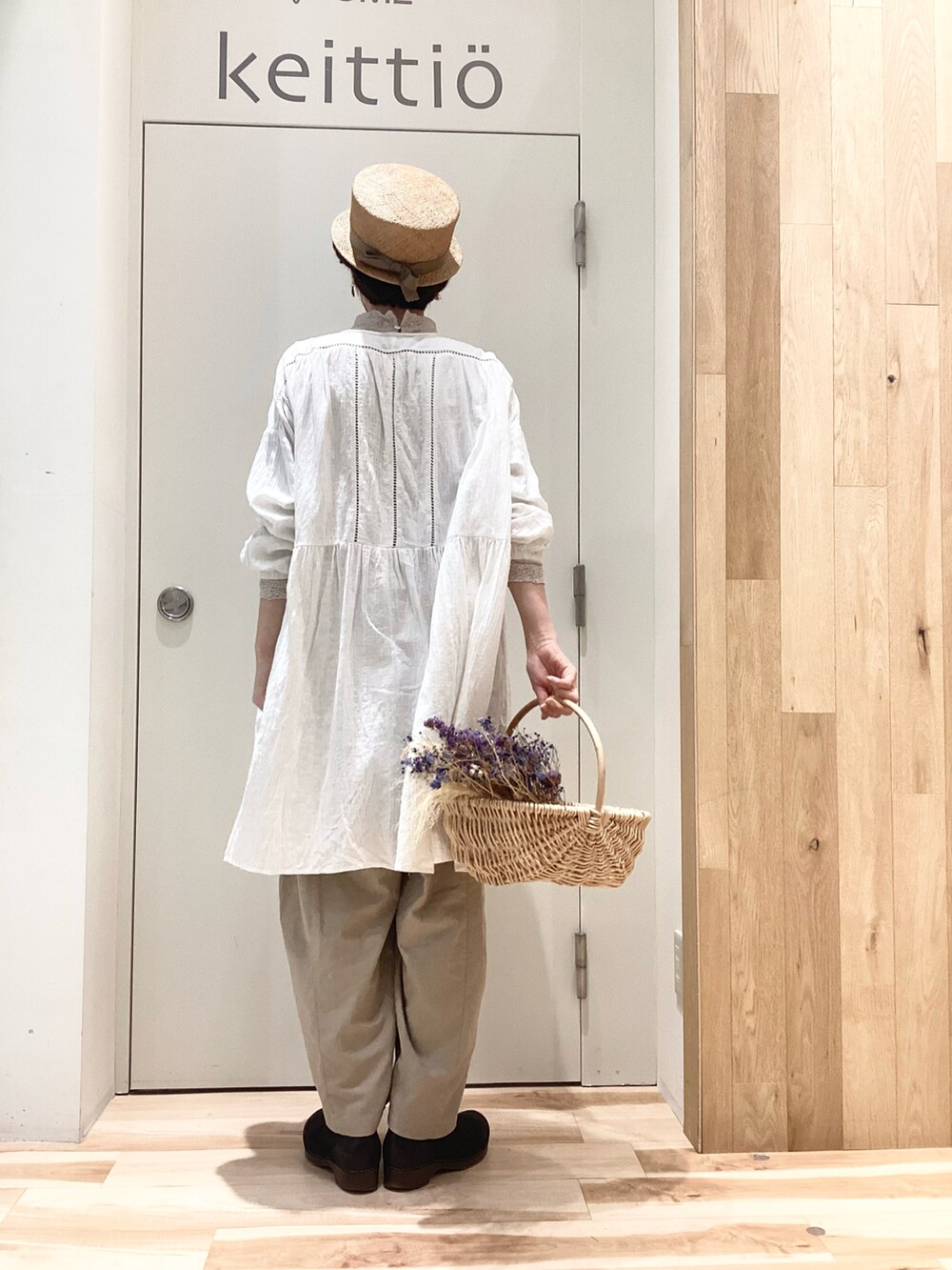 ベージュ系のチュニック、ベージュ系のその他パンツ、ベージュ系のTシャツ/カットソーを着用したレディースの冬コーディネートの4枚目の写真
