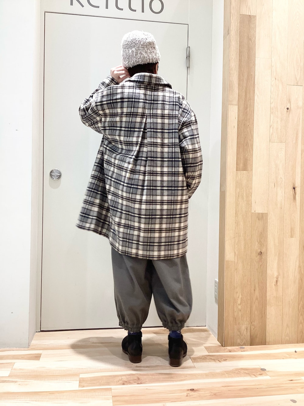 「かくちゃん、着回しコーデ、アウター、冬アウター、パンツスタイル、ナチュラル、ゆるコーデ、ママコーデ、オトナカワイイ、冬、サマンサ モスモス(Samansa Mos2)、サマンサモスモス、Samansa Mos2、SM2、イオンモールとなみ」｜「Samansa Mos2の起毛チェックステンカラーコート（ステンカラーコート、グレー系）」を使った、keittioとなみさん（レディース・167cm）の冬コーディネートの4枚目の写真