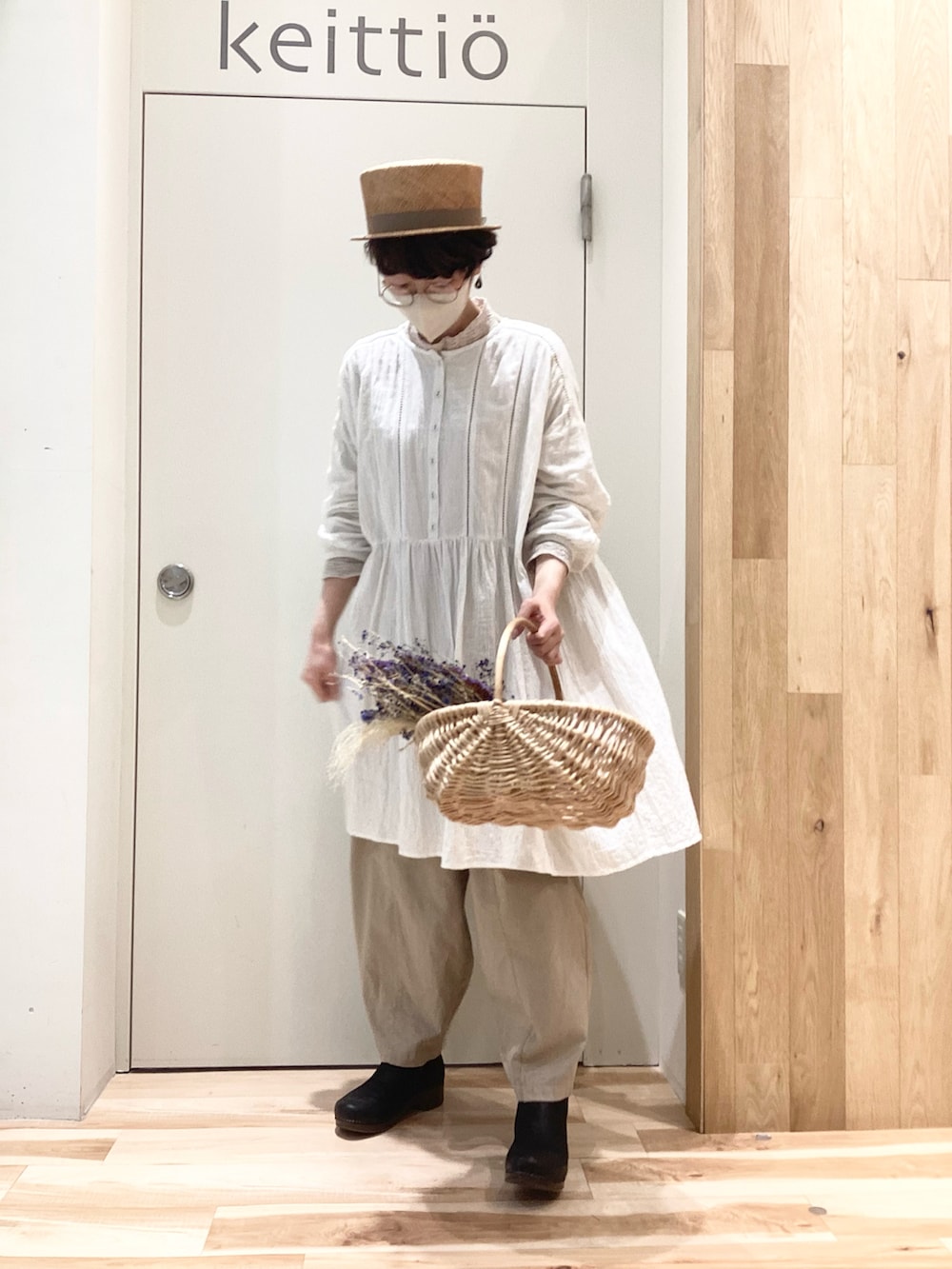 ベージュ系のチュニック、ベージュ系のその他パンツ、ベージュ系のTシャツ/カットソーを着用したレディースの冬コーディネートの3枚目の写真