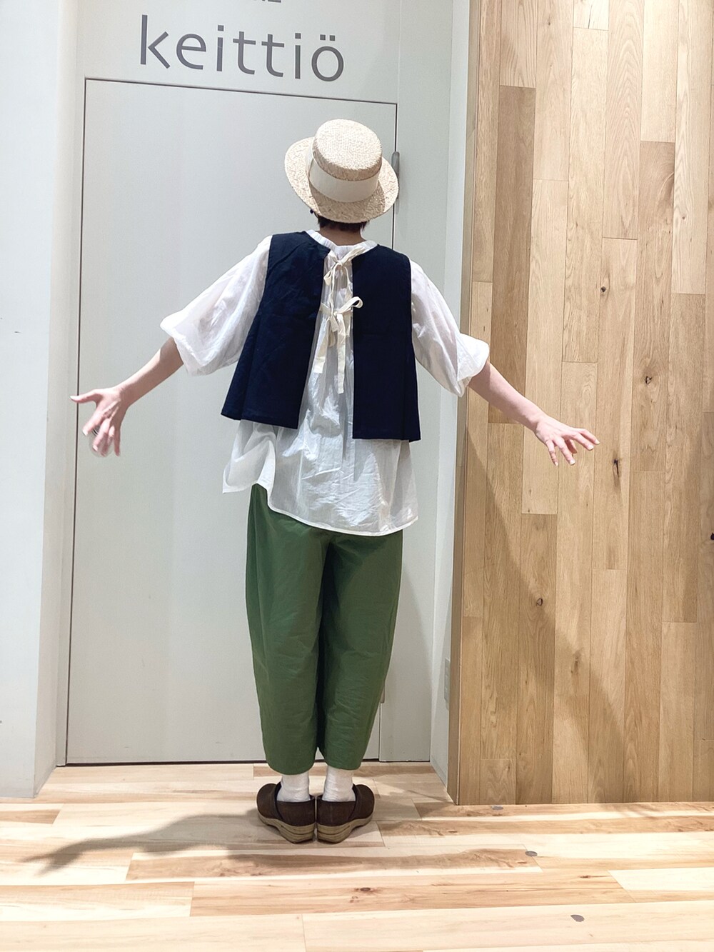 「大人コーデ、オトナカワイイ、高身長コーデ、ベストコーデ、カンカン帽、サマンサ モスモス(Samansa Mos2)、SM2、sm2、SM2 keittio イオンモールとなみ、雨の日」｜「Samansa Mos2のアイテム（ベスト、ブラック系）」を使った、keittioとなみさん（レディース・167cm）の夏コーディネートの5枚目の写真