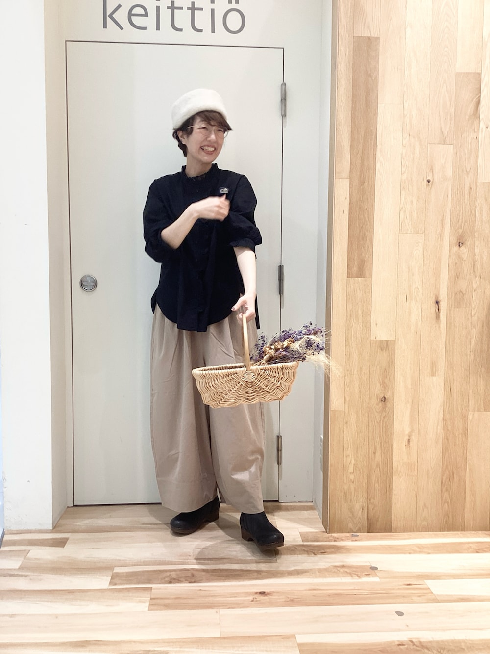 ベージュ系のその他パンツ、ブラック系のシャツ/ブラウスを着用したレディースの秋コーディネートの3枚目の写真