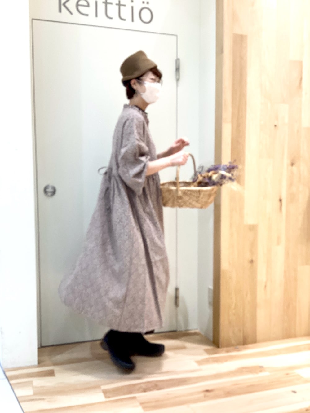 ベージュ系のワンピース、グレー系のその他パンツを着用したレディースの冬コーディネートの3枚目の写真