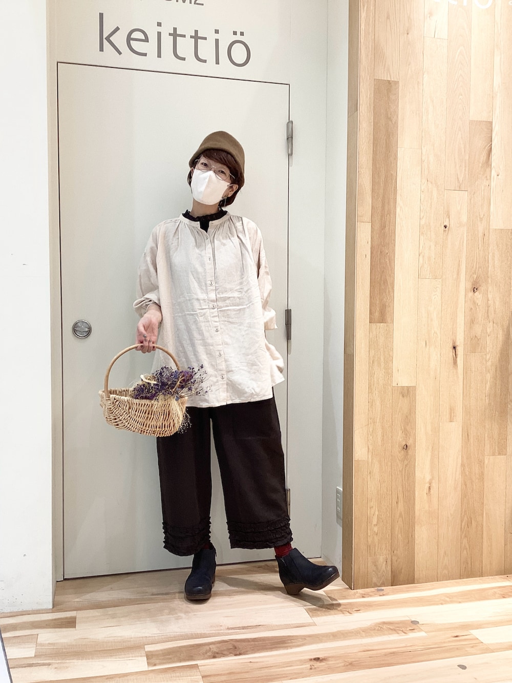 グレー系のその他パンツ、ホワイト系のシャツ/ブラウスを着用したレディースの冬コーディネートの5枚目の写真