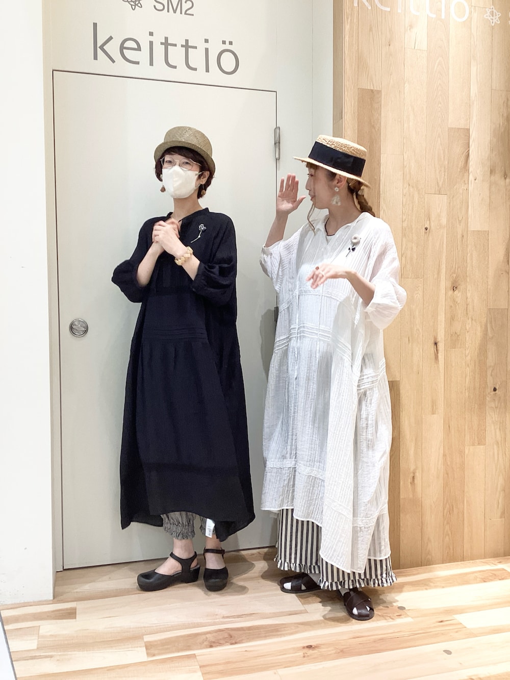 ホワイト系のワンピース、ブラック系のワンピース、ブラック系のその他パンツを着用したレディースの夏コーディネートの2枚目の写真