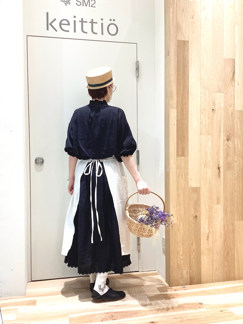 ブラック系のシャツ/ブラウス、ブラック系のスカートを着用したレディースの春コーディネートの4枚目の写真