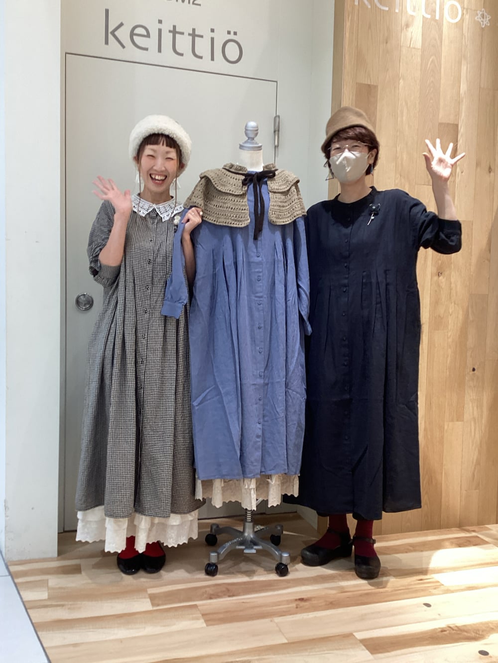 ブラック系のワンピース/ドレスを着用したレディースの秋コーディネートの3枚目の写真