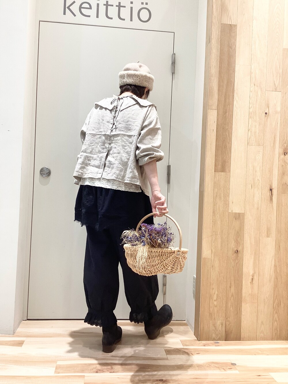 ブラック系のその他パンツ、ホワイト系のスカート、ベージュ系のシャツ/ブラウスを着用したレディースの秋コーディネートの4枚目の写真