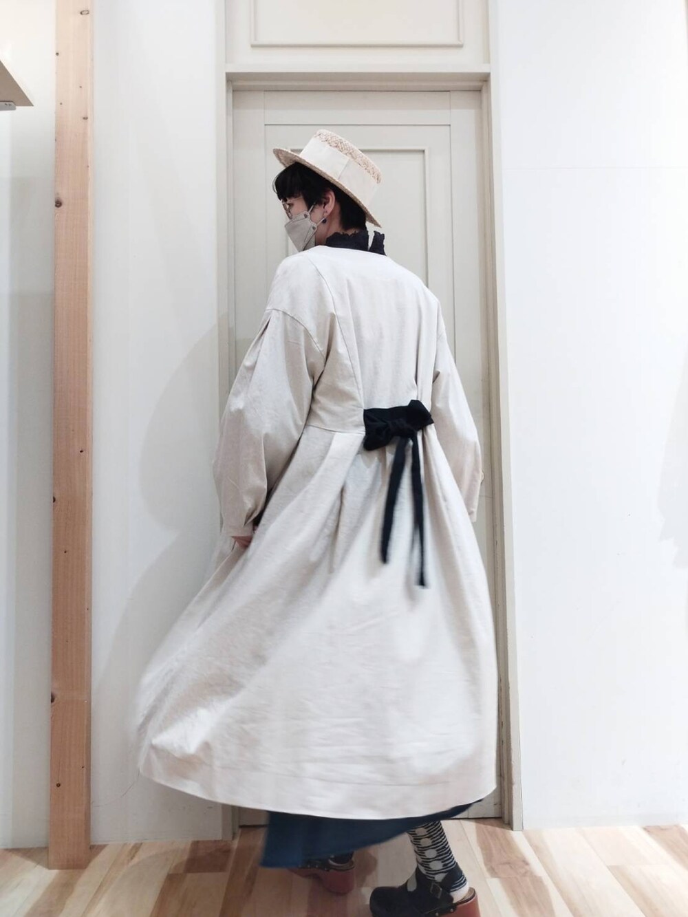 「春服コーデ、オトナ女子、きれいめカジュアル、ワンピーススタイル、リネンワンピース、重ね着コーデ、サマンサ モスモス(Samansa Mos2)、サマンサモスモス、サマンサ、SM2、sm2、SM2コーデ、イオンモールとなみ」|「Samansa Mos2の太リボンカンカン帽(ハット、ホワイト系)」を使った、keittioとなみさん(レディース・167cm)の春コーディネートの4枚目の写真