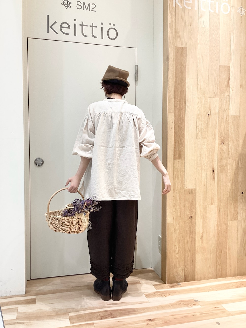 グレー系のその他パンツ、ホワイト系のシャツ/ブラウスを着用したレディースの冬コーディネートの4枚目の写真