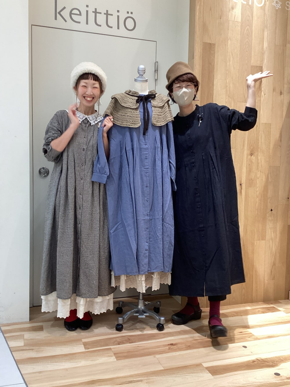 ブラック系のワンピース/ドレスを着用したレディースの秋コーディネートの4枚目の写真