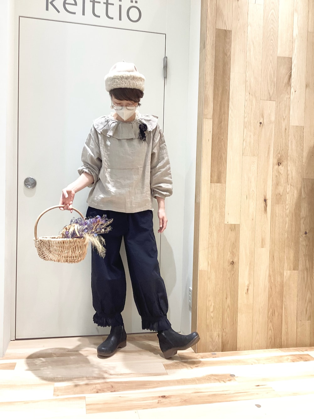 ブラック系のその他パンツ、ホワイト系のスカート、ベージュ系のシャツ/ブラウスを着用したレディースの秋コーディネートの2枚目の写真