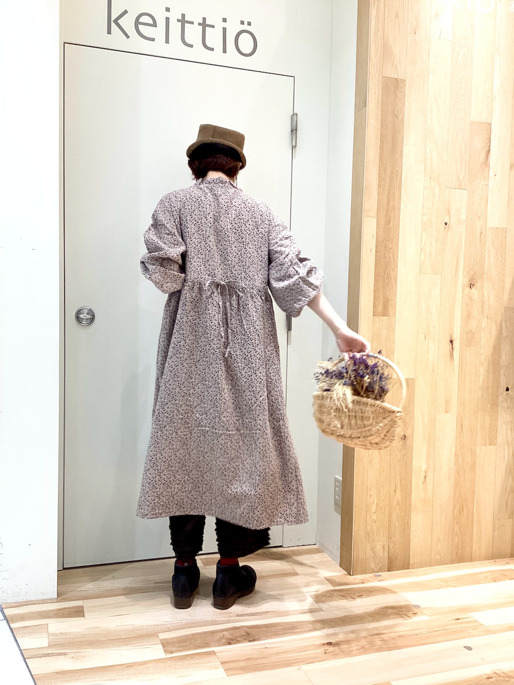 ベージュ系のワンピース、グレー系のその他パンツを着用したレディースの冬コーディネートの4枚目の写真