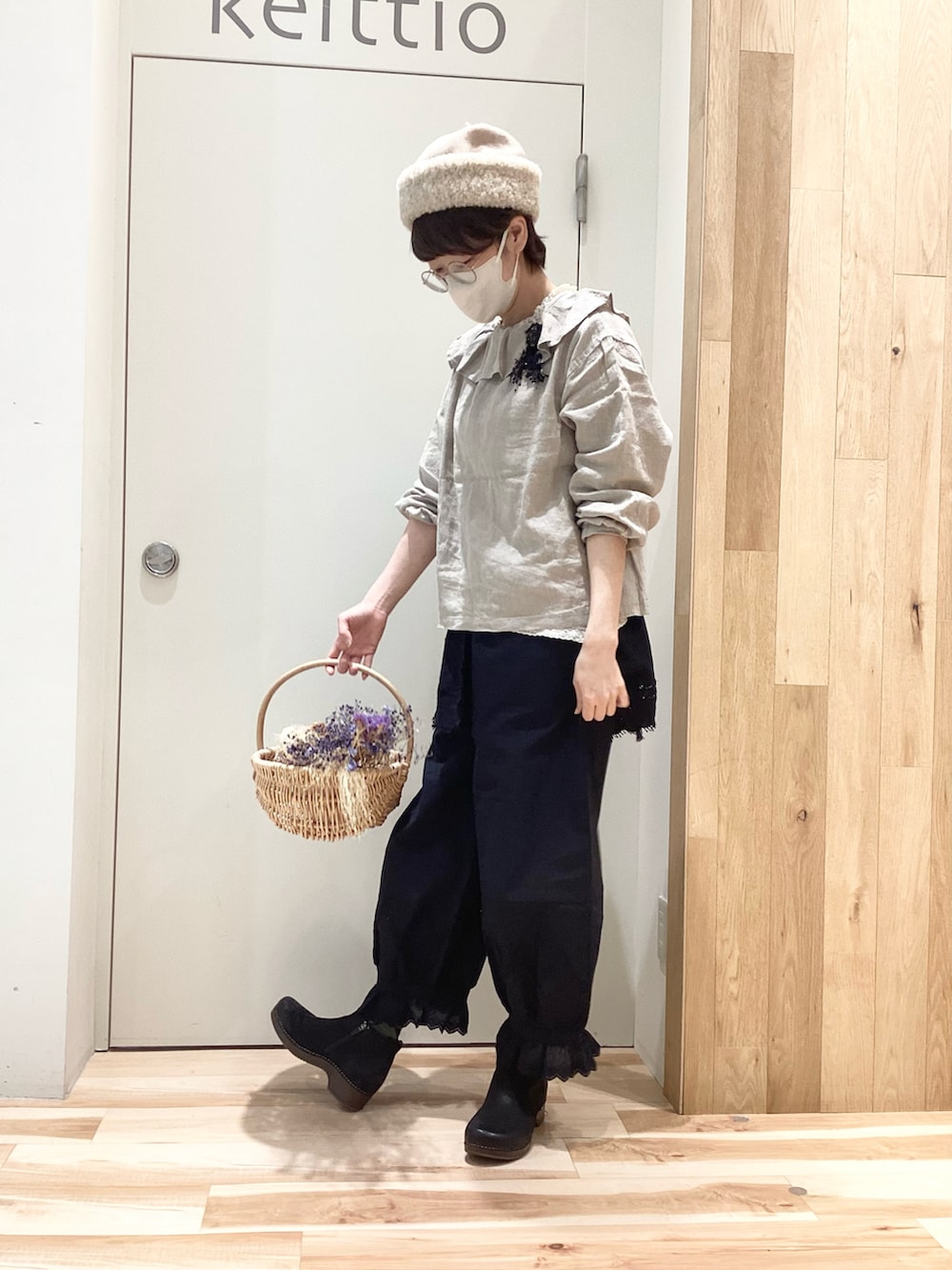 ブラック系のその他パンツ、ホワイト系のスカート、ベージュ系のシャツ/ブラウスを着用したレディースの秋コーディネートの3枚目の写真