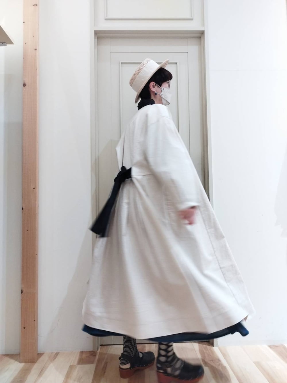 「春服コーデ、オトナ女子、きれいめカジュアル、ワンピーススタイル、リネンワンピース、重ね着コーデ、サマンサ モスモス(Samansa Mos2)、サマンサモスモス、サマンサ、SM2、sm2、SM2コーデ、イオンモールとなみ」|「Samansa Mos2の太リボンカンカン帽(ハット、ホワイト系)」を使った、keittioとなみさん(レディース・167cm)の春コーディネートの3枚目の写真