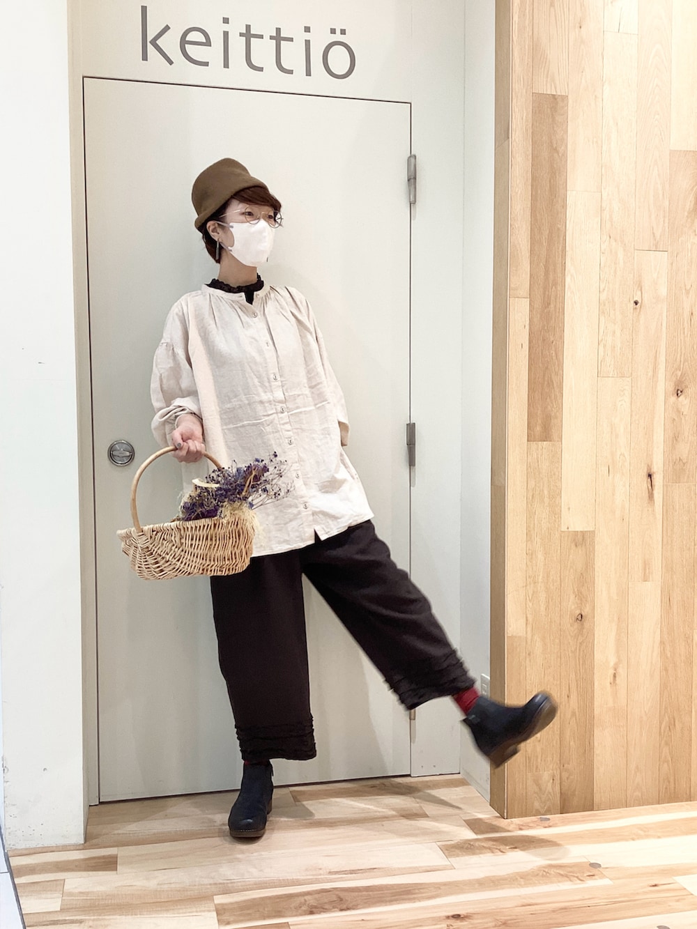 グレー系のその他パンツ、ホワイト系のシャツ/ブラウスを着用したレディースの冬コーディネートの2枚目の写真