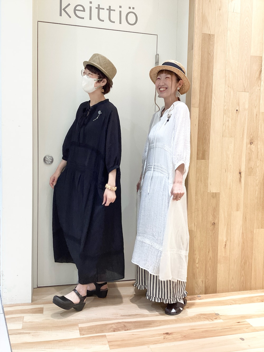 ホワイト系のワンピース、ブラック系のワンピース、ブラック系のその他パンツを着用したレディースの夏コーディネートの5枚目の写真