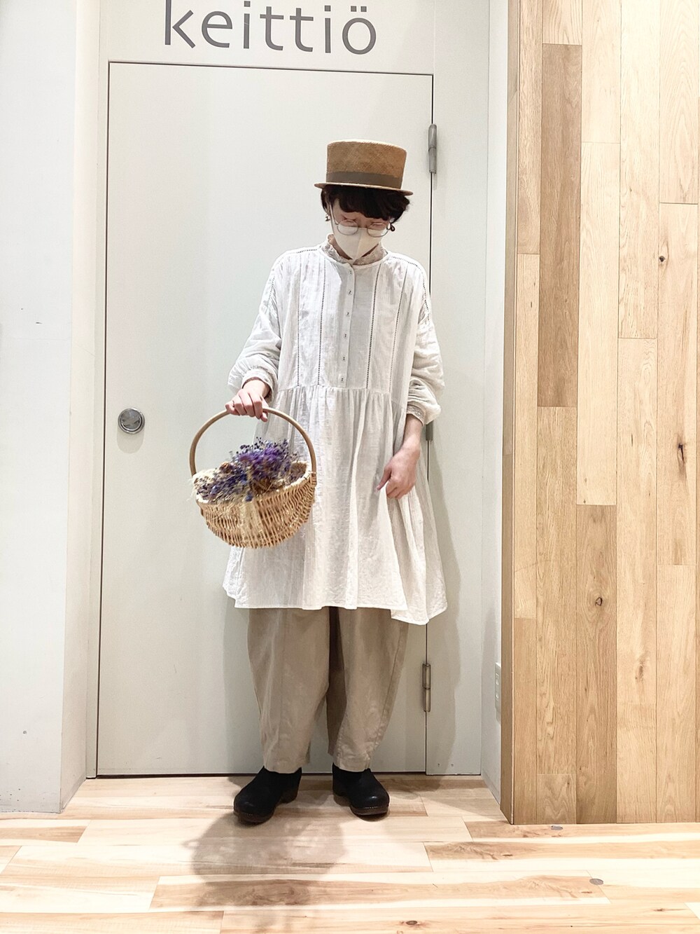 ベージュ系のチュニック、ベージュ系のその他パンツ、ベージュ系のTシャツ/カットソーを着用したレディースの冬コーディネートの2枚目の写真