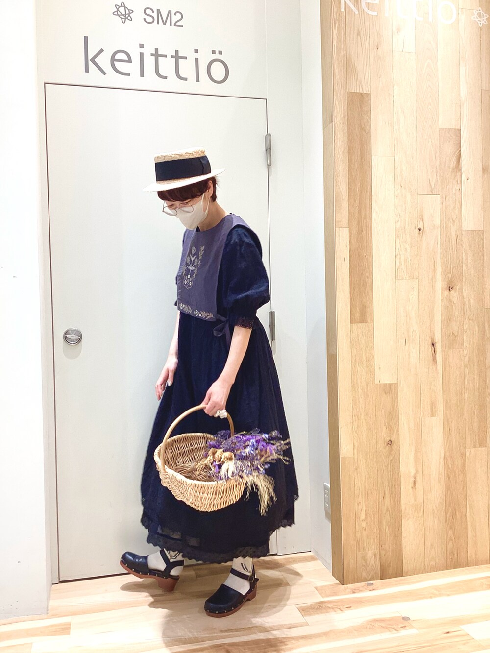 ブラック系のワンピース、ブラック系のスカート、ブラック系のドレスシューズを着用したレディースの春コーディネートの4枚目の写真